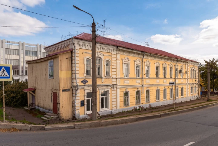 Здание ОКН «Дом Лузиновых»,  по адресу: Республика Башкортостан , г. Уфа, Кировский район, ул. Октябрьской Революции, 63